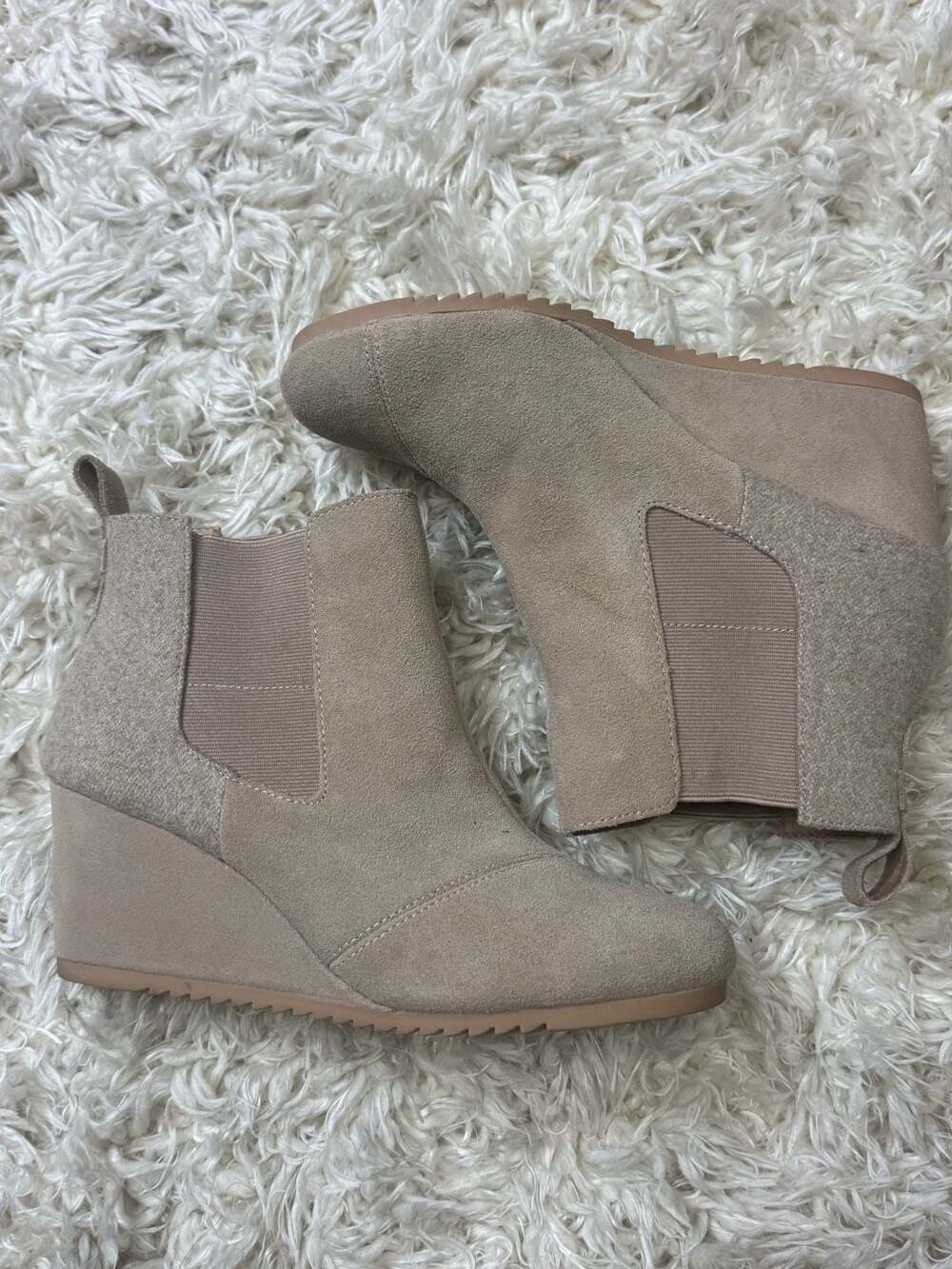 Toms Woman’s Size 9 Bailey Wedge Bootie Warm Taupe Suede
